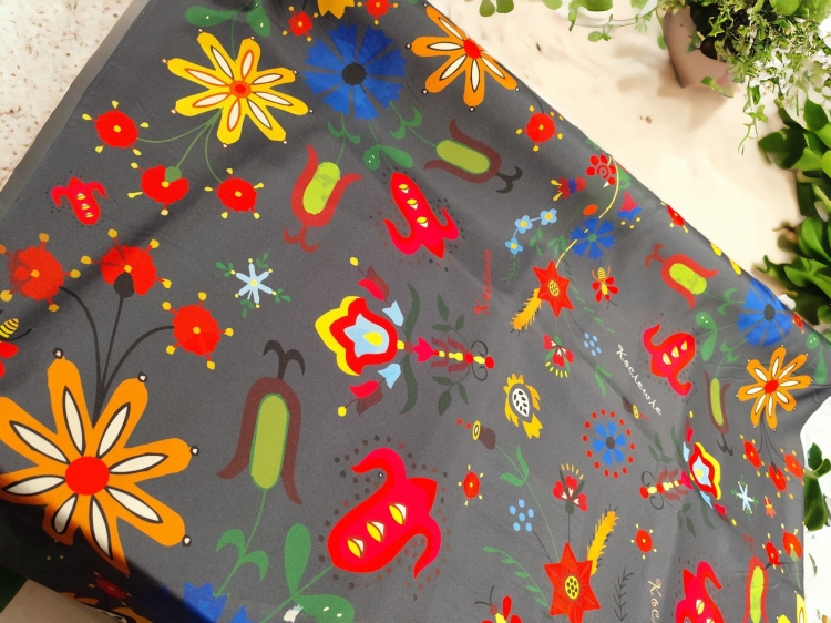 Tkanina ze wzorem kociewskim szerokość 150 cm (szara) 4.jpg