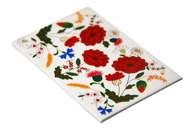 Magnes z haftem kociewskim, intensywnie kolorowy wzór ludowy na białym tle – regionalna dekoracja na lodówkę.