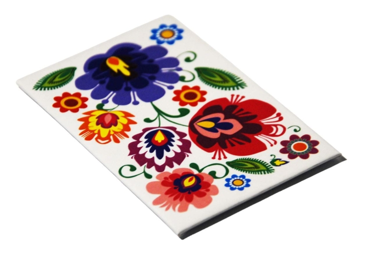 Magnes z kolorowym motywem wycinanki łowickiej na białym tle – tradycyjna dekoracja folklorystyczna na lodówkę.