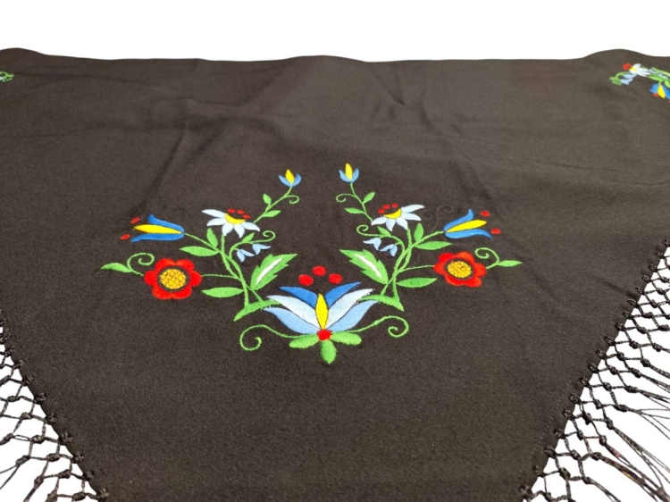 Chusta haftowana ze wzorami kaszubskimi 100 x 150 cm8.jpg