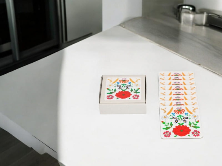 Zestaw 8 podkładek korkowych z motywem haftu kociewskiego – estetyka i ochrona w stylu folk