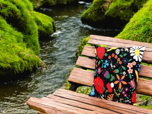 Czarna poduszka z haftem kociewskim – wzór ludowy, 40x40 cm