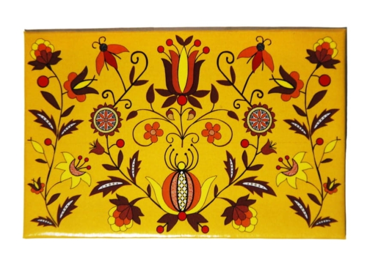 Kolorowy magnes z motywem haftu borowiackiego – regionalna dekoracja z kaszubskim wzorem, idealna na prezent.