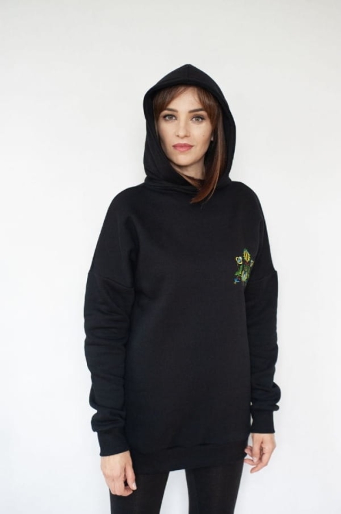 Czarna-bluza-z-tradycyjnym-haftem-i-ściągaczami-przy-rękawach