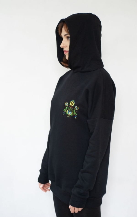 Folkowa-bluza-z-grubej-dresówki-z-etnicznym-wzorem-na-piersi