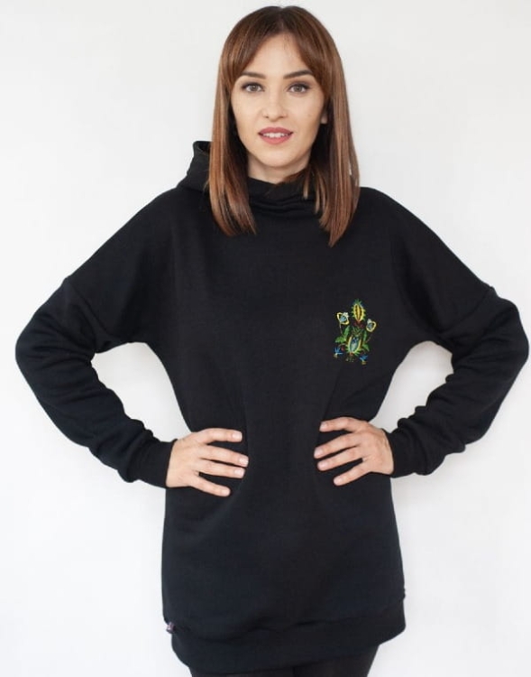 Bluza-damska-bez-kieszeni-w-stylu-oversize-z-polskim-haftem