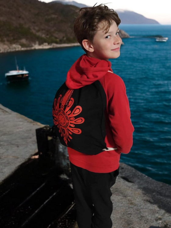 Pleck bawełniany czarny z motywem parzenicy czerwonej3(1).jpg