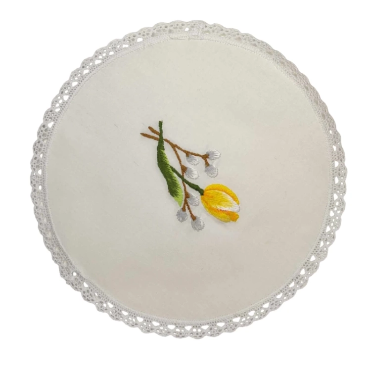 Serwetka haftowana do koszyczka wielkanocnego – bazie i żółty kwiat4.webp