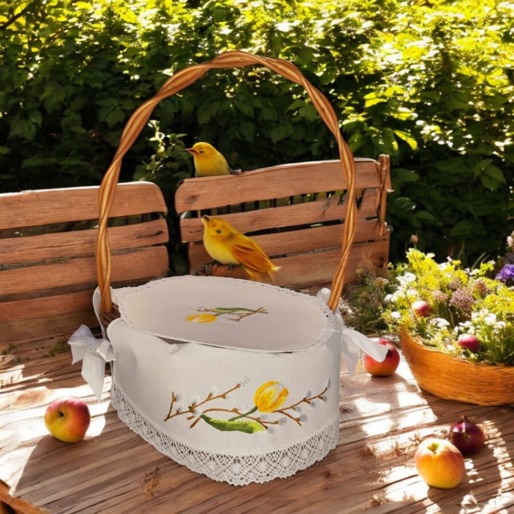 Serwetka do koszyczka wielkanocnego z haftem – bazie i żółty kwiat + koronka1.jpg