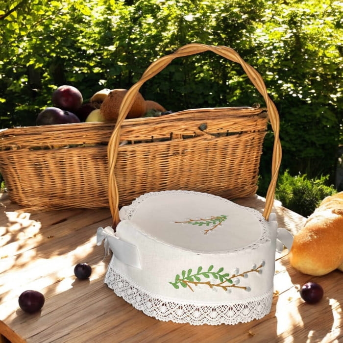 Haftowana serwetka do koszyczka wielkanocnego – bazie z zielonymi listkami i koronką.jpg