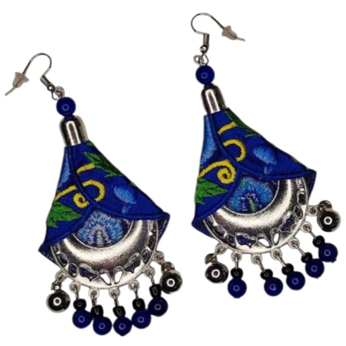 Kolczyki z kwiatem piwonii – haftowana elegancja