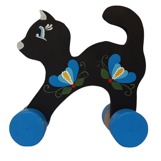 Drewniana zabawka w kształcie kotka z kolorowym haftem kaszubskim, stojąca na czterech kółkach – ręcznie malowana, inspirowana polskim folklorem.