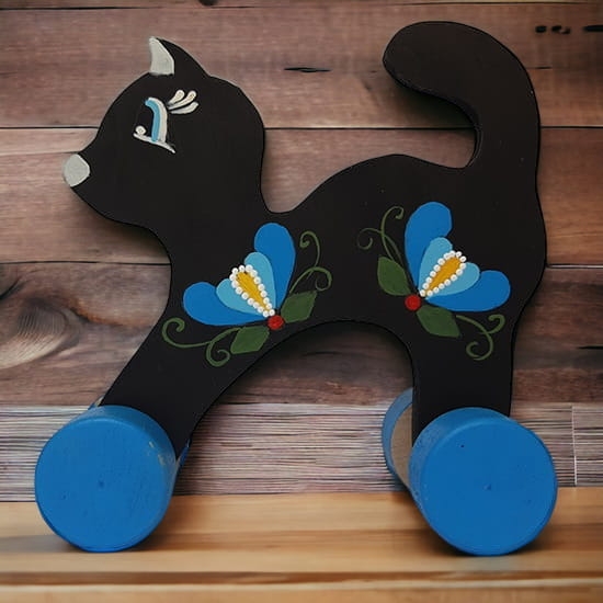 Ręcznie malowana zabawka folkowa z motywem haftu kaszubskiego. Idealna dla dzieci powyżej 6 lat – prezent i pamiątka.