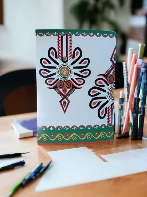 Folkowa teczka A4 na dokumenty z czerwono-czarnym motywem parzenicy, wykonana z grubego kartonu, z zapięciem na gumkę.