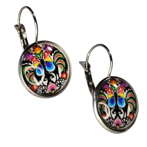 Etniczne kolczyki handmade z graficznym wzorem dwóch kolorowych kogutów, oprawione w metal i zakończone klasycznym zapięciem.