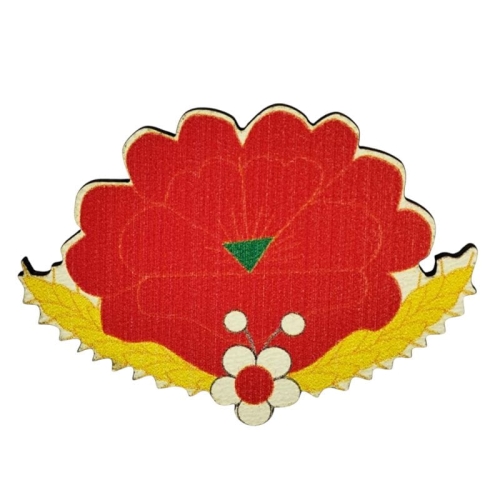 Broszka z drewna z motywem inspirowanym haftem kociewskim – 3,1 × 4,5 cm