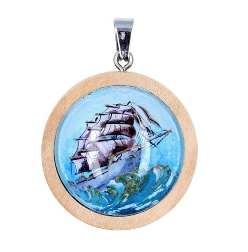 Wisiorek z motywem statku na morzu, w srebrnej oprawie ze szklanym oczkiem – zaprezentowany w eleganckim pudełku, folkowy styl inspirowany Bałtykiem.