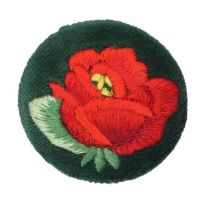 Ręcznie haftowana przypinka łowicka z czerwoną różą na zielonym tle, broszka, średnica 4 cm, polskie rękodzieło.