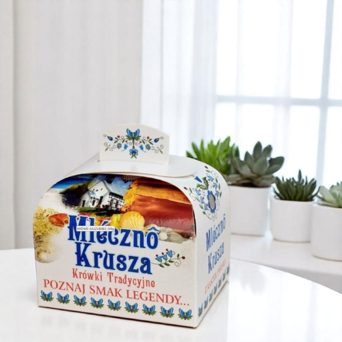 Zanurz się w kaszubskiej tradycji dzięki słodkiej krówce w folkowym wydaniu. Uroczy kuferek, wzory pełne historii i siedmiokolorowa paleta haftu zamknięta w papierkach – to więcej niż słodycz.