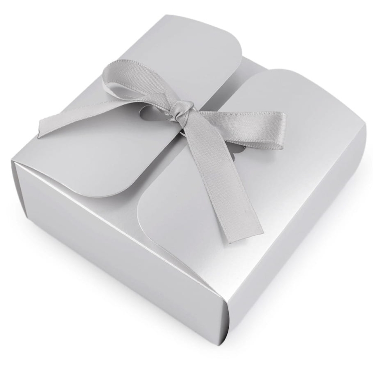 Srebrne pudełko upominkowe z połyskiem i satynową wstążką – po złożeniu tworzy romantyczne serduszka, idealne na elegancki prezent.
