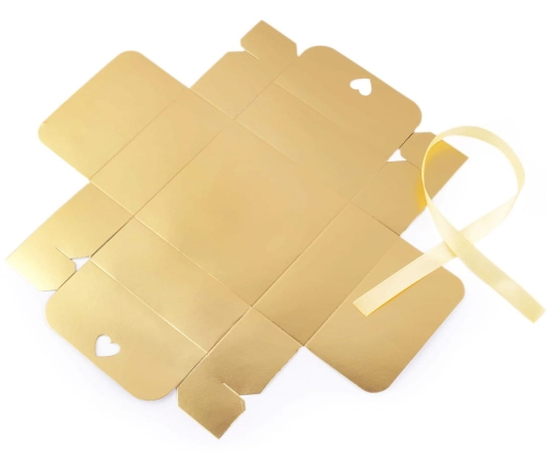 Srebrne pudełko prezentowe z satynową wstążką. Efektowne zamknięcie w kształcie serc. Idealne na prezent i ślub. Zobacz!