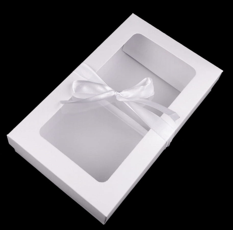 Eleganckie pudełko z okienkiem i rypsową wstążką. Stylowe, idealne na prezent. Zobacz prosty i efektowny sposób pakowania!