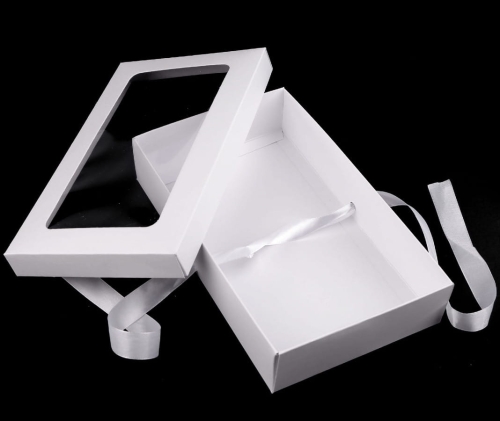 Pudełko papierowe z dużym okienkiem i rypsową wstążką w kolorze białym i ciemno pudrowym – eleganckie opakowanie do eksponowania zawartości.