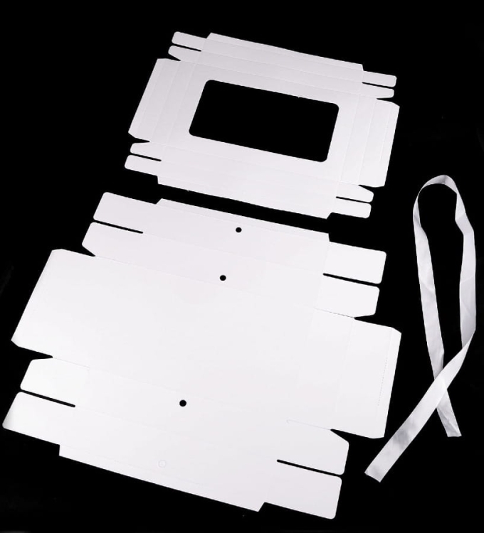 Stylowe pudełko z okienkiem i rypsową wstążką – idealne opakowanie na prezent. Elegancki wygląd i prosta forma składania. W zestawie wstążka w kolorze białym i ciemno pudrowym.