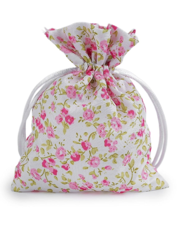 Tekstylny woreczek ozdobny z różowym wzorem kwiatowym i białymi satynowymi sznurkami – romantyczne opakowanie na prezent lub osobiste drobiazgi.