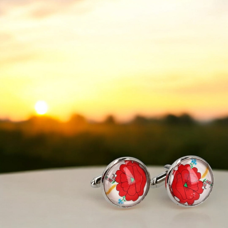 Spinki męskie z białym motywem haftu kociewskiego – kwiaty ludowe, elegancki styl, regionalny akcent.