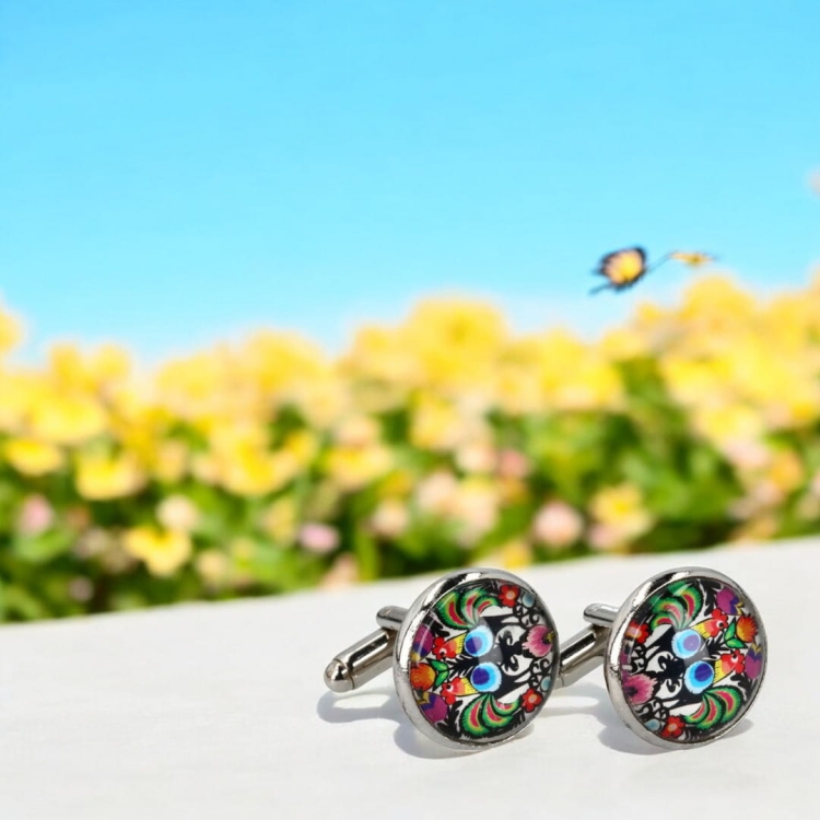 Męskie spinki z kurpiowskimi kogutkami, okrągłe, z kolorowym wzorem inspirowanym ludową wycinanką.