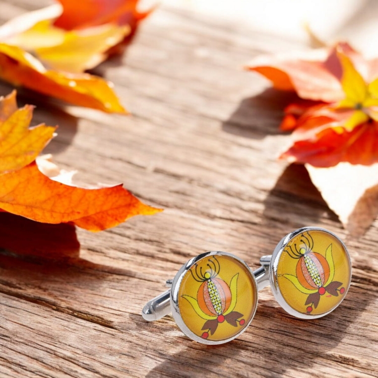 Męskie spinki do mankietów z tulipanem kaszubskim – barwny haft na eleganckim tle, ręczne wykonanie.