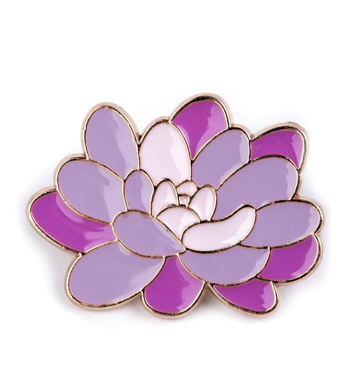Broszka kwiat w kolorach fioletu i lawendy, emalia z połyskiem, rozmiar 2,3 × 3 cm, złoty kontur, romantyczny akcent.