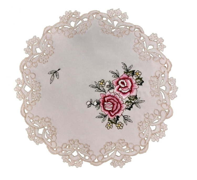 Dekoracyjna serwetka z kwiatowym haftem w centrum i koronkowym wykończeniem.