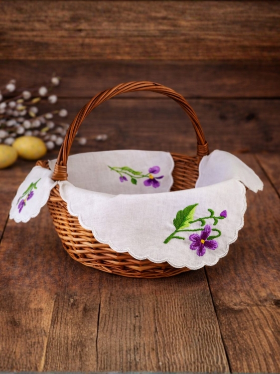 Serwetka-haftowana-biala-z-fioletowymi-fiolkami-rekodzielo.jpg
