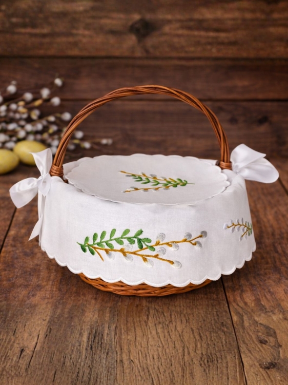 Haftowana-serwetka-do-koszyczka-wielkanocnego-bazie-z-zielonymi-listkami