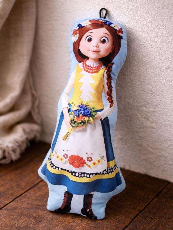 Maskotka-dekoracyjna- dziewczynka-w-stroju-kociewskim-haft.jpg