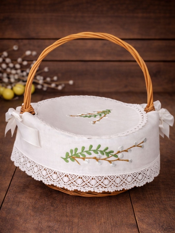 Haftowana-serwetka-do-koszyczka-wielkanocnego -bazie-z-zielonymi-listkami-i-koronka.jpg