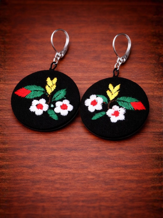 Kolczyki-haftowane-ze-wzorem-kociewskim-z-makami.jpg