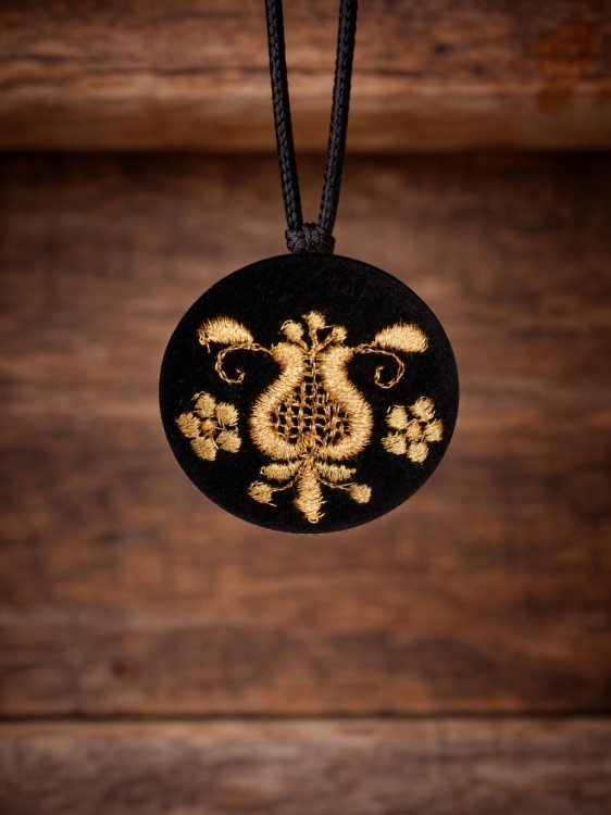 Haftowany-wisiorek-kaszubski-tradycyjnym-wzorem-rekodzieło-okragla-zawieszka-ze-sznurkiem.