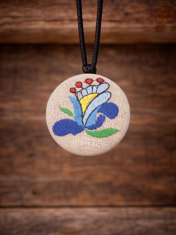 Wisiorek-haftowany-kaszubski-lilia-jasne