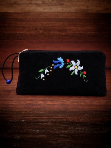 Kosmetyczka-kaszubska-recznie-haftowana-czarna.jpg