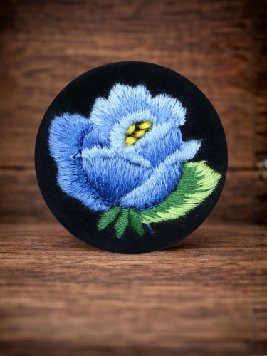 Przypinka-z-haftem-lowickim-z-niebieska-roza-broszka.jpg