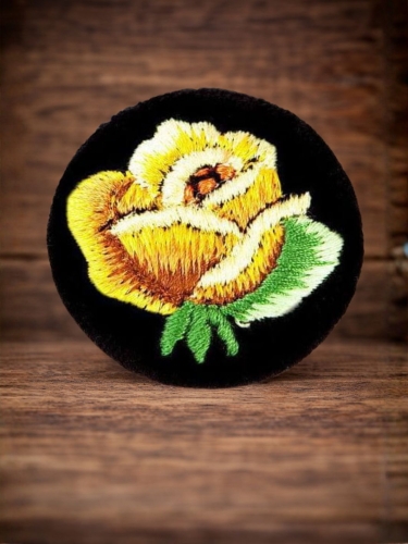 Przypinka-z-haftem-lowickim-z-zolta roza-broszka.jpg