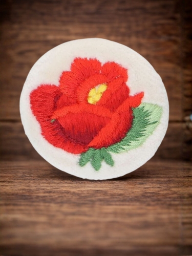 Przypink-z-haftem-lowickim-z-czerwona-roza-na-bialym-tle-broszka.jpg