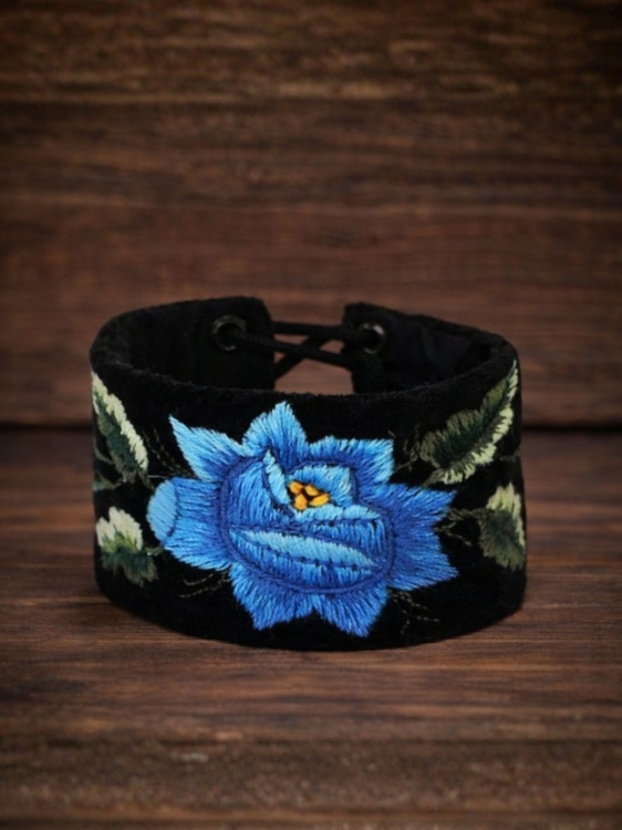 Bransoletka-haftowana-z-niebieska-roza.jpg