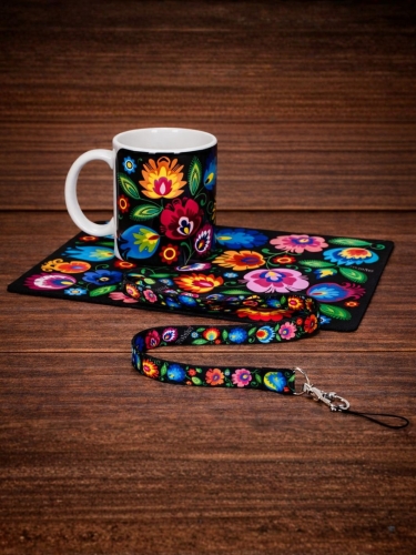 Zestaw-folk-lowicki-czarny-kubek-podkladka-pod-mysz-smycz