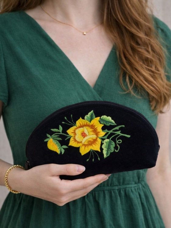 Kosmetyczka-z-czarnego-aksamitu-haft-lowicki-zolta-roza
