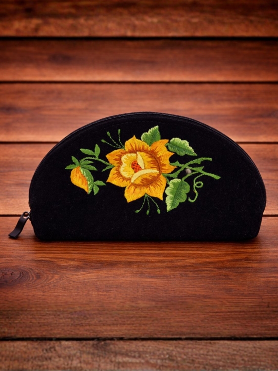 Kosmetyczka-z-czarnego-aksamitu-haft-lowicki-zolta-roza