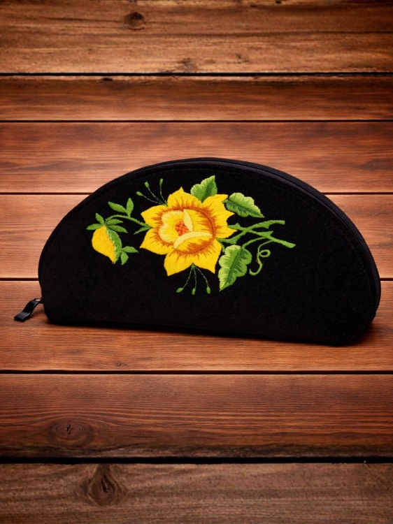Kosmetyczka-z-czarnego-aksamitu-haft-lowicki-zolta-roza